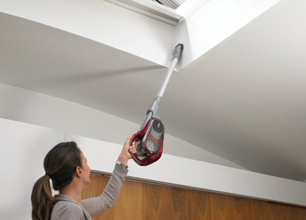 Aspirateur télescopique mur et plafond Black et Decker HVFE2150LR