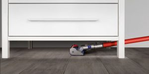 Aspirateur balai sous les meubles Dyson V6 Total Clean