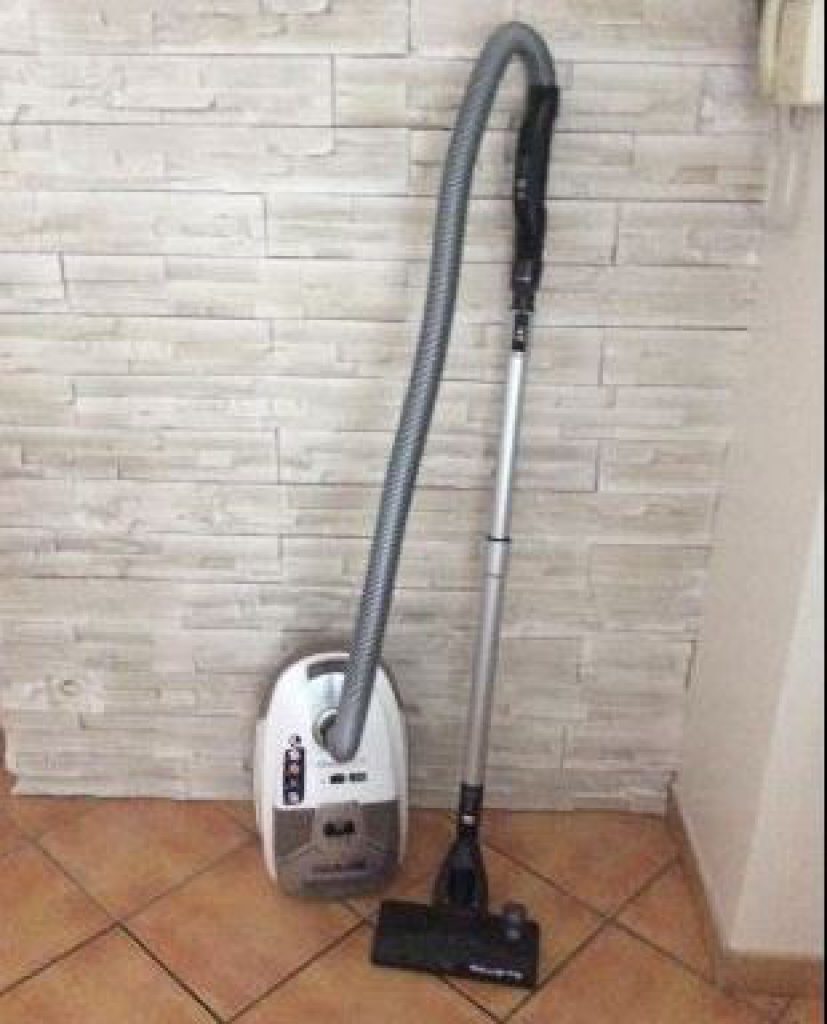 Aspirateur silencieux avec sac puissant Silence Force Compact Rowenta RO6327EA