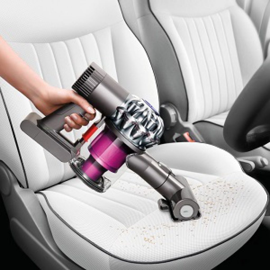 Test voiture aspirateur à main sans sac et sans fil Dyson V6 Trigger +