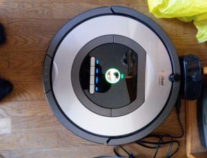 aspirateur robot silencieux iRobot Roomba 772e en charge