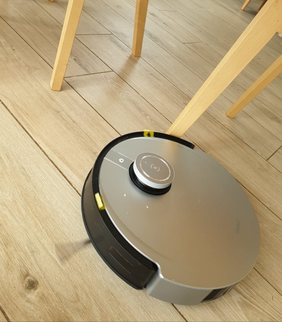 deebot-x1-plus-contourne-les-pieds-de-meuble